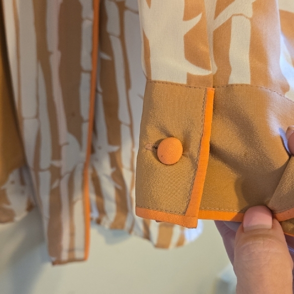 Vtg Bob Mackie Tan and White Blouse with Relaxed Fit. 2 Piece Set With Tank Top. - Picture 9 of 10